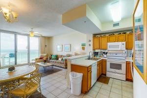 ナバーにあるSummerwind Resortのキッチン、海の景色を望むリビングルーム
