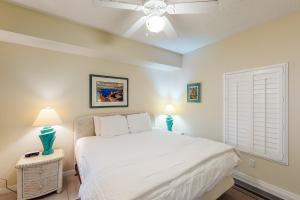 een slaapkamer met een wit bed en 2 lampen bij Summerwind Resort in Navarre