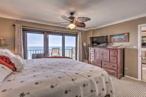una camera da letto con un letto e una grande finestra di 11th-Floor PCB Condo with Ocean View, Walk to Dining a Panama City Beach