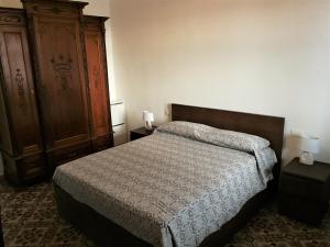 una camera con letto e armadio in legno di Best South Western a Trapani