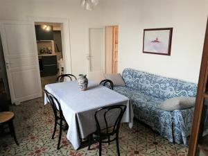 un soggiorno con tavolo e divano di Best South Western a Trapani