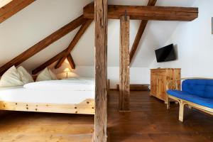Tempat tidur dalam kamar di Hotelchen Döllacher Dorfwirtshaus