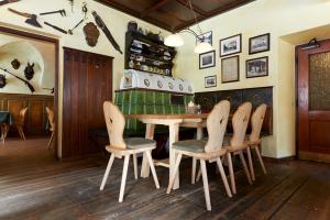 una sala da pranzo con tavolo e sedie in legno di Hotelchen Döllacher Dorfwirtshaus a Grosskirchheim
