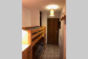Cette chambre dispose de lits superposés. dans l'établissement Studio agréable et cosy avec vue sur les Mémises, à Thollon-les-Mémises