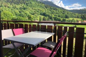 une table et des chaises sur un balcon avec vue dans l'établissement Studio agréable et cosy avec vue sur les Mémises, à Thollon-les-Mémises 12 autres photos