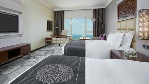 Een bed of bedden in een kamer bij InterContinental Doha Beach & Spa by IHG