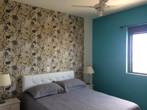 1 dormitorio con 1 cama y papel pintado con motivos florales en VISTA ESPETACULAR, en Torres