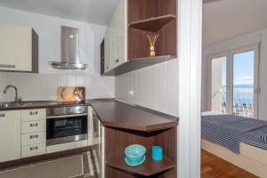 Küche/Küchenzeile in der Unterkunft Trstenik Beach Apartment