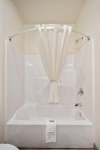 Bathroom sa Cobblestone Hotel & Suites - Austin