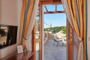 een uitzicht vanuit de hal van een huis met een balkon bij Villa Sole in Cavtat