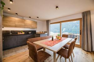 瓦莱迪卡谢斯Appartement Förra的配有桌椅的厨房和餐厅