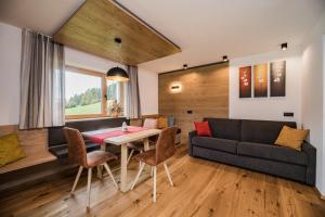 Appartement Förra的休息区