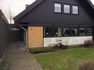 una casa en blanco y negro con entrada en Dubbelrum med extrasäng på markplan i lugnt villaområde, en Malmö