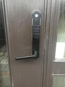 a door with a remote control on it at Dubbelrum med extrasäng på markplan i lugnt villaområde in Malmö