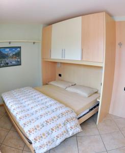 ポッツァ・ディ・ファッサにあるCasa Fior del Soreieのベッドルーム1室(ベッド1台、キャビネット付)