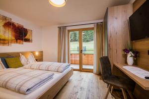 瓦莱迪卡谢斯Appartement Förra的一间卧室，配有一张床、一张书桌和一扇窗户
