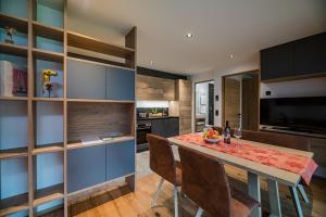 Appartement Förra的厨房或小厨房