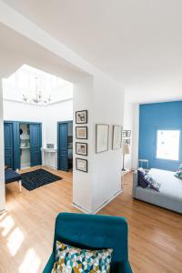 a living room with blue walls and a blue couch at La Villa Des Oliviers in Sidi Bou Saïd
