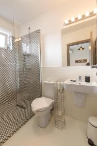 La salle de bains est pourvue d'une douche, de toilettes et d'un lavabo. dans l'établissement TamTam Urban, à Cluj-Napoca