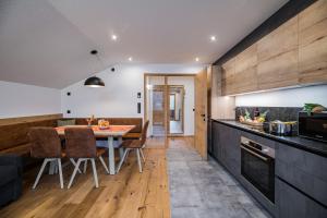 Appartement Förra的厨房或小厨房