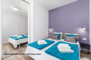 1 dormitorio con espejo grande y cama en Apartments Liana, en Opatija