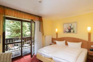 Tempat tidur dalam kamar di Hotel Elbpromenade