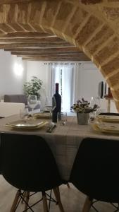 einen Tisch mit Weingläsern darüber in der Unterkunft Cesare Home in Palermo