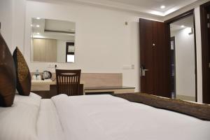 Postel nebo postele na pokoji v ubytování Lemon Green Residency - Hotel and Serviced Apartments