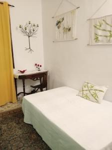 Cette chambre comprend 2 lits et une table. dans l'établissement Casa Jashmine, à Arguayo