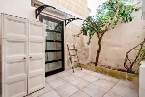 a room with a door and a tree at B&B Antiche Volte in Lecce