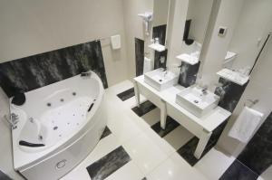 Bilik mandi di Hotel Viva