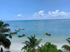 Pemandangan laut umum atau pemandangan laut yang diambil dari hotel