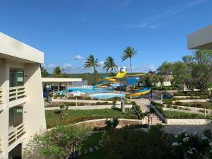 un complexe avec une piscine et un toboggan dans l'établissement Xingó Parque Hotel, à Canindé de São Francisco