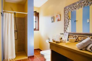Koupelna v ubytování Casa Rural Alcornocalejo + 30 fotografií