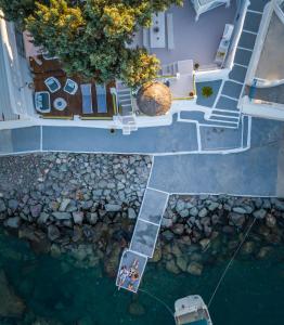 an overhead view of a house with a garden and water at villa lord in Pollonia