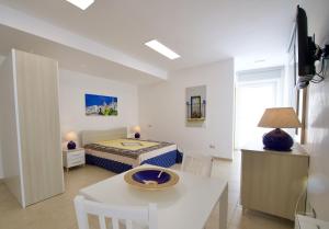 格羅塔列的住宿－Domus Le Ceramiche，白色的客厅配有床和桌子