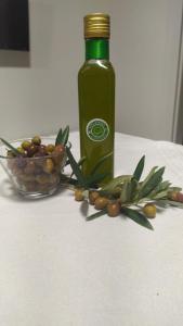 - une bouteille d'huile d'olive à côté d'un bol d'olives dans l'établissement Agrifazenda, à Cogoleto