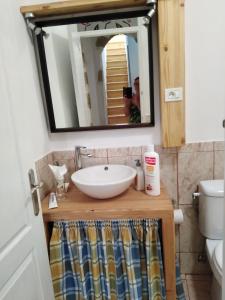 a bathroom with a sink and a mirror at Casa Jashmine in Arguayo