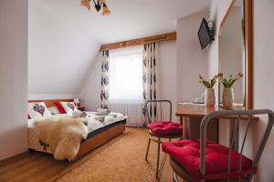 1 dormitorio con un perro en la cama en Willa Wrzos, en Zakopane
