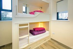 Łóżko lub łóżka piętrowe w pokoju w obiekcie Canolfan Y Fron