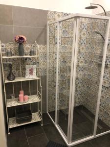 y baño con ducha y mampara de cristal. en Katus Apartman, en Eger