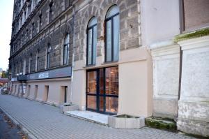 un edificio in una strada cittadina con un negozio di Anna's guesthouse a Riga