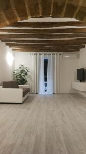ein großes Wohnzimmer mit einem Sofa und einem TV in der Unterkunft Cesare Home in Palermo