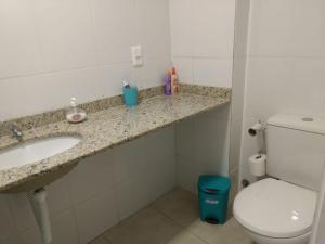 ein Bad mit einem Waschbecken und einem WC in der Unterkunft Casa paraíso 2 in Arraial do Cabo