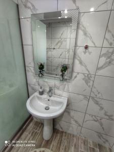 y baño con lavabo y espejo. en Blue North Luxury Apartment, en Limenas