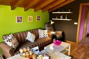 Część wypoczynkowa w obiekcie Tranquila casita de invitados en Vigo con chimenea