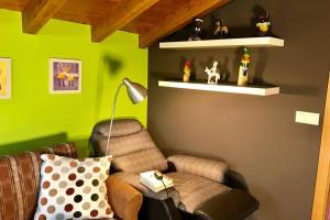 Część wypoczynkowa w obiekcie Tranquila casita de invitados en Vigo con chimenea