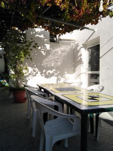 une table et des chaises assises sur une terrasse dans l'établissement Casa Jashmine, à Arguayo
