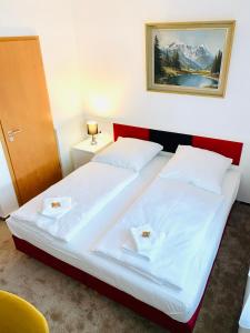 1 dormitorio con 1 cama con 2 almohadas blancas en DUA Hotel, en Wennigsen