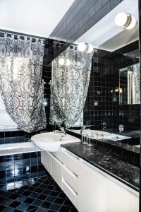 - czarno-białą łazienkę z umywalką i lustrem w obiekcie Appartamento in pieno centro Roma - Lily's House w Rzymie +35 zdjęć